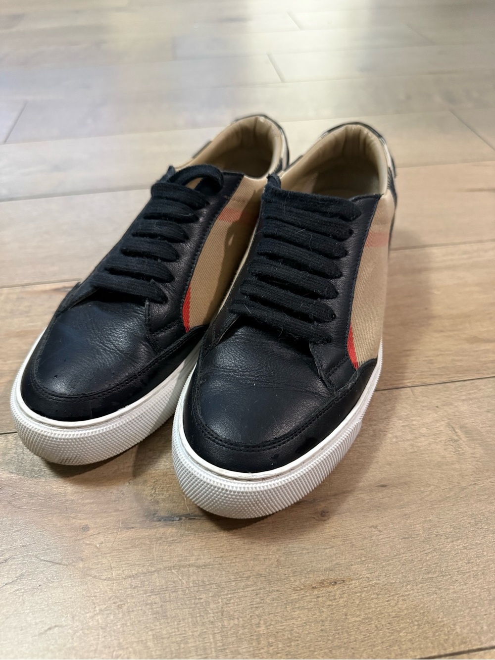 Low-Top Casual Sneakers in Black and Tan
